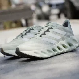 Adidas Men's SWITCH FWD Pistachio Green Running Shoes image 1