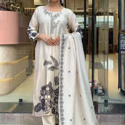 Navlik Floral Printed Round Neck Straight Kurta With Trousers And Dupatta image 3