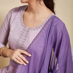 MOKOSH Ethnic Motifs Embroidered Thread Work Pure Silk Kurta with Trousers & Dupatta image 4