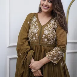 SWEETPEL Women Floral Embroidered Empire Thread Work Kurta with Trousers & With Dupatta image 3