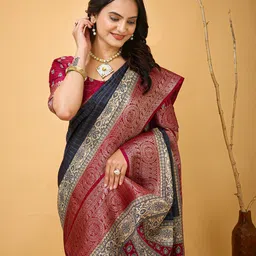 DIVASTRI Checked Zari Kanjeevaram Saree image 2