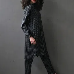 Chidiyaa Black Stripe Handprinted Mashru Silk Kurta Set image 2