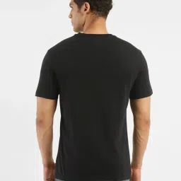 Levi's Black Cotton Slim Fit Logo Printed T-Shirt image 2