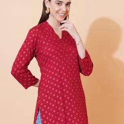 Ruvii Geometric Printed V-Neck Kurti image 3