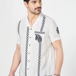 7 Alt By Pantaloons Egret & Black Cotton Relaxed Fit Printed Shirt image 3