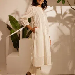 Daali White Schiffli Mandarin Collar 3/4 Sleeves Kurta with Two Pockets image 3