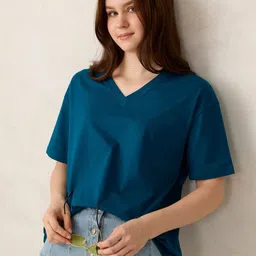 Outzidr Women V-Neck Pockets T-shirt-image-3