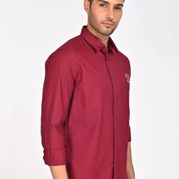 Indian Terrain Men Classic Fit Spread Collar Solid Cotton Casual Shirt image 3