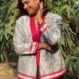 Chidiyaa Red & White Sardi Ki Dhoop Heartmade Mashru Silk Reversible Jacket image 4