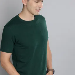 HERE&NOW Men Green Solid T-shirt image 1
