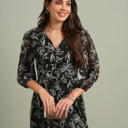 Globus Women Black V-Neck Puff Sleeves Floral Print Front Slit Smocked Fit & Flare Maxi Resort Dress image 4