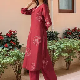 Aaghnya Floral Printed V-Neck Straight Kurta With Trousers image 2