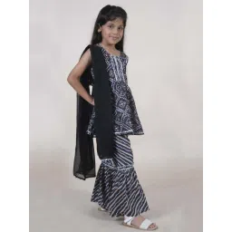 Kiddopanti Girls Black & White Cotton Printed Suit Sets image 4