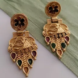 OM KRISHIV COLLECTION Gold-Plated Stone Studded Jewellery Set image 3