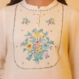 Aurelia Off White Embroidered Straight Kurta image 5