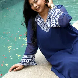 Instafab Plus Size Floral Printed V-Neck Georgette Straight Kurta With Trousers image 4