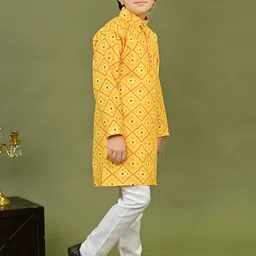 BT DEZINES Boys Bandhani Printed Mandarin Collar Straight Kurta With Pyjamas image 2