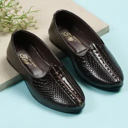 Tiny Bugs Abstract Scallop Style Designed Slip On Ethnic Wear Mojaris - Brown-picture-16