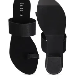 Lascia Round Toe Block-Heeled Heels image 5