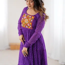 THE52 Leheriya Printed Square Neck Thread Work Pure Georgette Thread Work Tiered Anarkali Kurti-picture-12