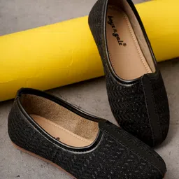 boyz n galz Abstract Embroidered Mojaris - Black-picture-21