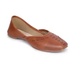 TRASE Women Tan Textured Mojaris Flats image 2