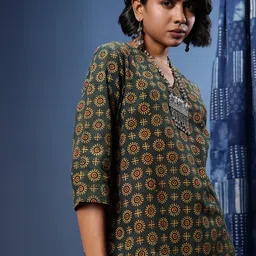 Taavi Geometric Printed V-Neck Woven Legacy Kurti-picture-53