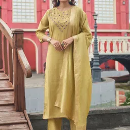 Sia Ab Pehnegi Duniya Embroidered Round Neck Thread Work Kurta With Trousers & Dupatta-picture-37