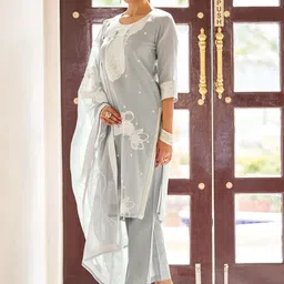 DRESOUL Ethnic Motifs Embroidered Straight Thread Work Kurta with Trousers & Dupatta image 4