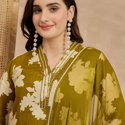 Moda Rapido Floral Printed V-Neck Pure Cotton Straight Kurta With Trousers & Dupatta image 5