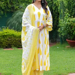 MEERA FAB Floral Printed V-Neck Pure Cotton Anarkali Kurta With Palazzos & Dupatta-image-67