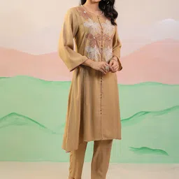 MISRI Women Floral Embroidered Regular Thread Work Kurta with Trousers image 4