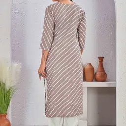 Tankori Women Leheriya Embroidered Regular Thread Work Kurta with Trousers image 3