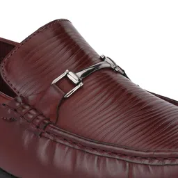 SOFTIO Men Brown Textured Loafers image 4