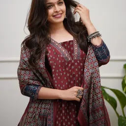 DIVASTRI Women Maroon Kurta Sets image 4