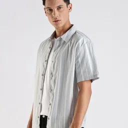 Calvin Klein Jeans Men Relaxed Fit Vertical Striped Spread Collar Pure Cotton Casual Shirt image 2
