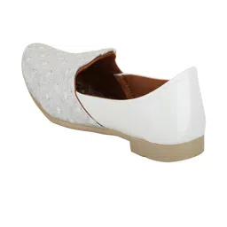 KRITARTH Men Embroidered Mojaris image 5