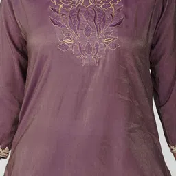 Bindigasm Embroidered Round Neck Three-Quarter Sleeves Tunic With Trousers image 4