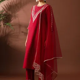 avanshee Women Silk Blend Kurta Pant Dupatta Set image 4