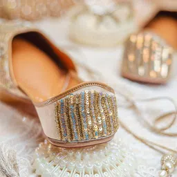 NR By Nidhi Rathi Women Embellished Ethnic Mojaris with Embroidered Flats image 4