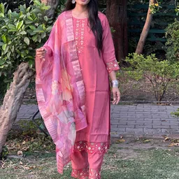 VredeVogel Women Floral Embroidered Regular Kurta with Trousers & With Dupatta-image-83