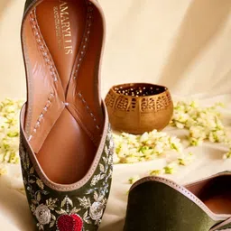 Amaryllis for her Women Mojaris with Bows Flats image 2