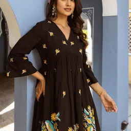 ZUMMER Floral Embroidered V-Neck Flared Sleeve Empire Above Knee Dress-picture-32