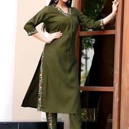 MITTOO Women Floral Embroidered Regular Thread Work Kurta with Trousers image 3