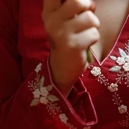 Darakht Printed V Neck Top With Trousers Co-Ords Set image 4