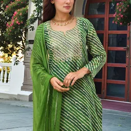 Aaghnya Women Green Printed Rayon Kurta with Trousers & Dupatta image 4