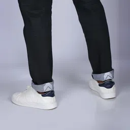 Wrangler Men Relaxed Fit Low-Rise Stretchable Jeans image 2