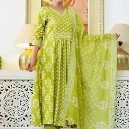 Navlik Women Floral Printed Kurta with Trousers & Dupatta-image-47