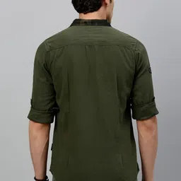 Roadster Men Olive Green Regular Fit Solid Casual Shirt with Printed Detail image 4