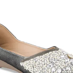 TRYME Women Embellished Ethnic Open Toe Flats image 2